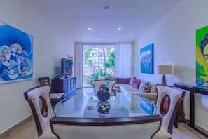 TV - Ixchel - Ground Floor One Bedroom Suite 2108 (Isla Mujeres)