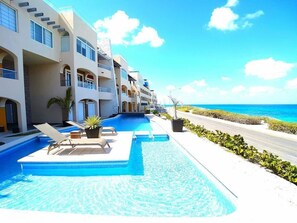 Hồ bơi ngoài trời 