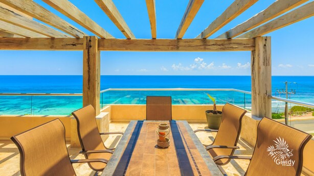 Eine Holz-Pergola mit Blick auf das Meer.