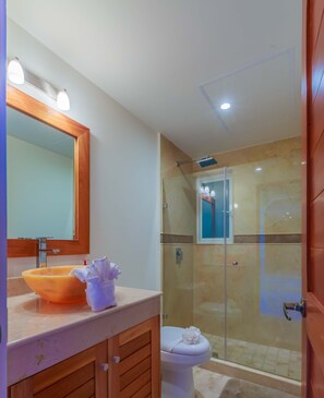 Condo | Phòng tắm | Bồn tắm ngâm, vòi sen phun mưa 