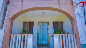 Unclassified image, 3 of 14, button - House of Mirrors (Isla Mujeres)