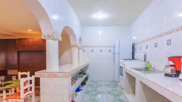 Villa | Cocina privada | Cafetera y tetera, refrigerador, microondas y parrilla de estufa