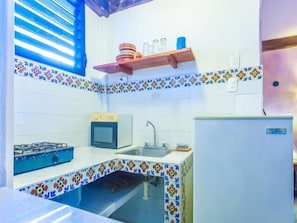 Estúdio | Cozinha americana privada | Geladeira, cooktop, talheres/pratos/utensílios de cozinha