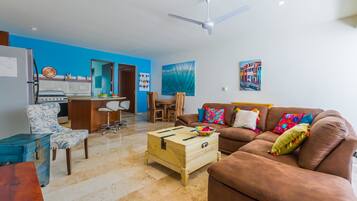 Kondominium | Ruang keluarga | TV, pemutar DVD, dan buku