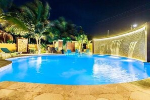 Una piscina al aire libre