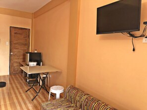 Flat-screen TV - FM Transient House Room For Rent Tagaytay (Tagaytay)