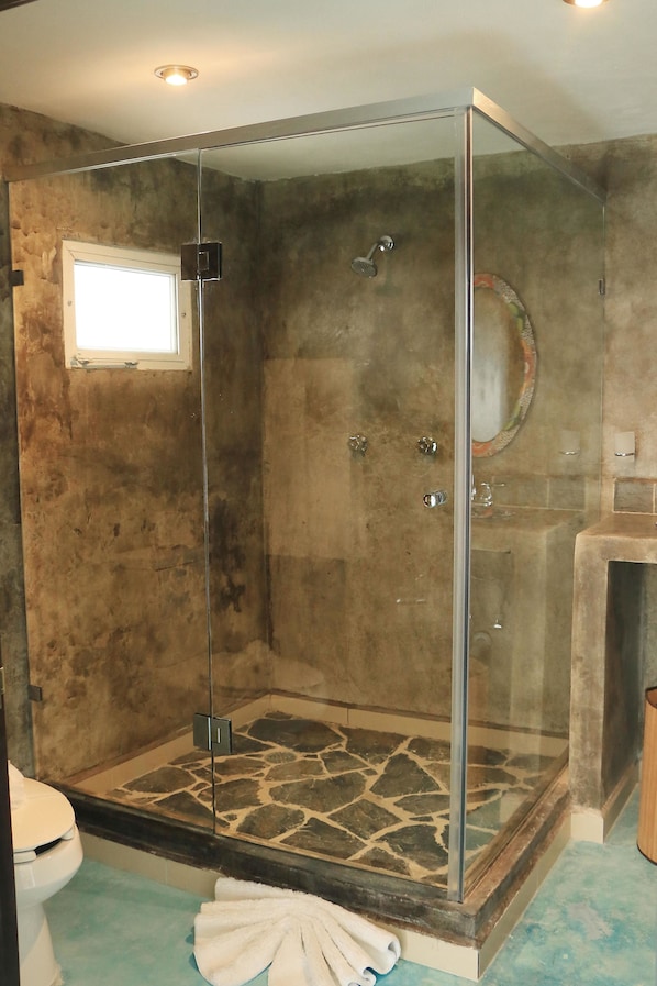 Villa | Salle de bain | Douche, douche cascade, serviettes fournies