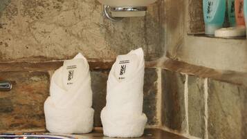 Villa | Baño | Regadera, regadera tipo lluvia, toallas
