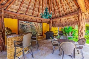 Villa | Restaurante al aire libre