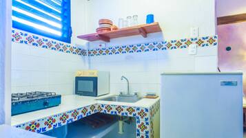 Studio | Private kitchenette | Dining tables