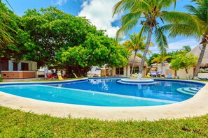 Habitación | Alberca | Alberca al aire libre 