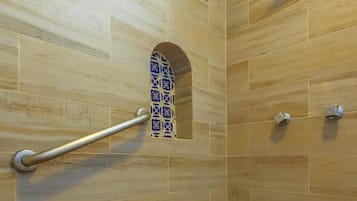 Estudio | Regadera en el baño