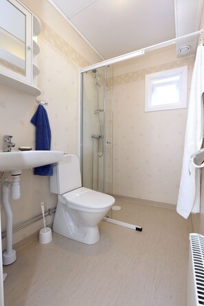 Appartement, 2 chambres | Salle de bain | Douche, serviettes fournies