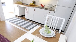 Apartamento, 2 quartos | Opções para refeição no quarto