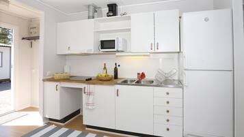 Departamento, 2 habitaciones | Cocina privada | Refrigerador, microondas, parrilla de estufa y cafetera y tetera