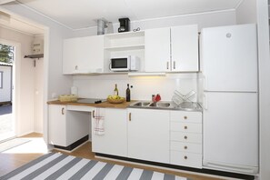 Appartement, 2 chambres | Cuisine privée | Réfrigérateur, four à micro-ondes, surface de cuisson, cafetiÚre-théiÚre