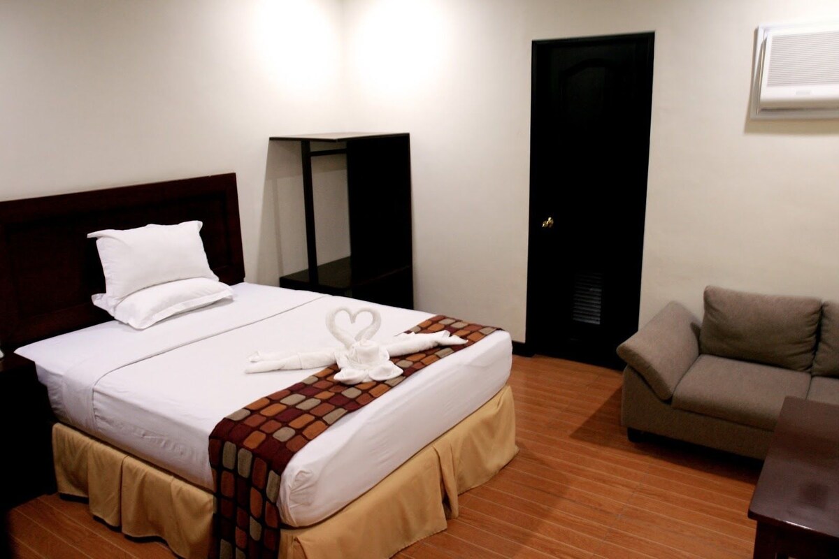 Minibar, caja de seguridad en la habitación y escritorio 