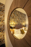 Minibar, escritorio, cortinas opacas y sistema de insonorización