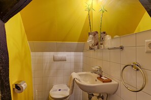 Ducha, artículos de higiene personal gratuitos y secador de pelo