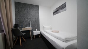 Comfort eenpersoonskamer (7) | Een kluis op de kamer, individueel gedecoreerd, individueel gemeubileerd