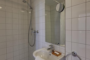 Dusche, kostenlose Toilettenartikel, Haartrockner, Handtücher