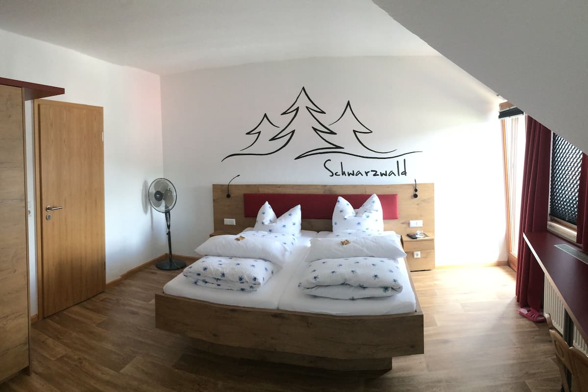 business double room | hypo-allergenic bedding, individually furnished, desk, blackout curtains