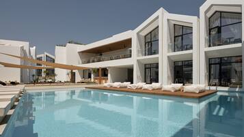 5 outdoor pools, open 9 AM to 7 PM, pool umbrellas, sun loungers