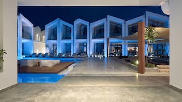 5 Außenpools, geöffnet von 09:00 Uhr bis 19:00 Uhr, Sonnenschirme