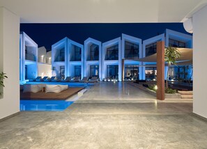 5 piscinas externas, funciona das 9h às 19h, guarda-sóis