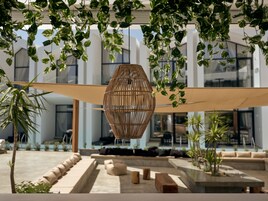 Bar junto a la piscina