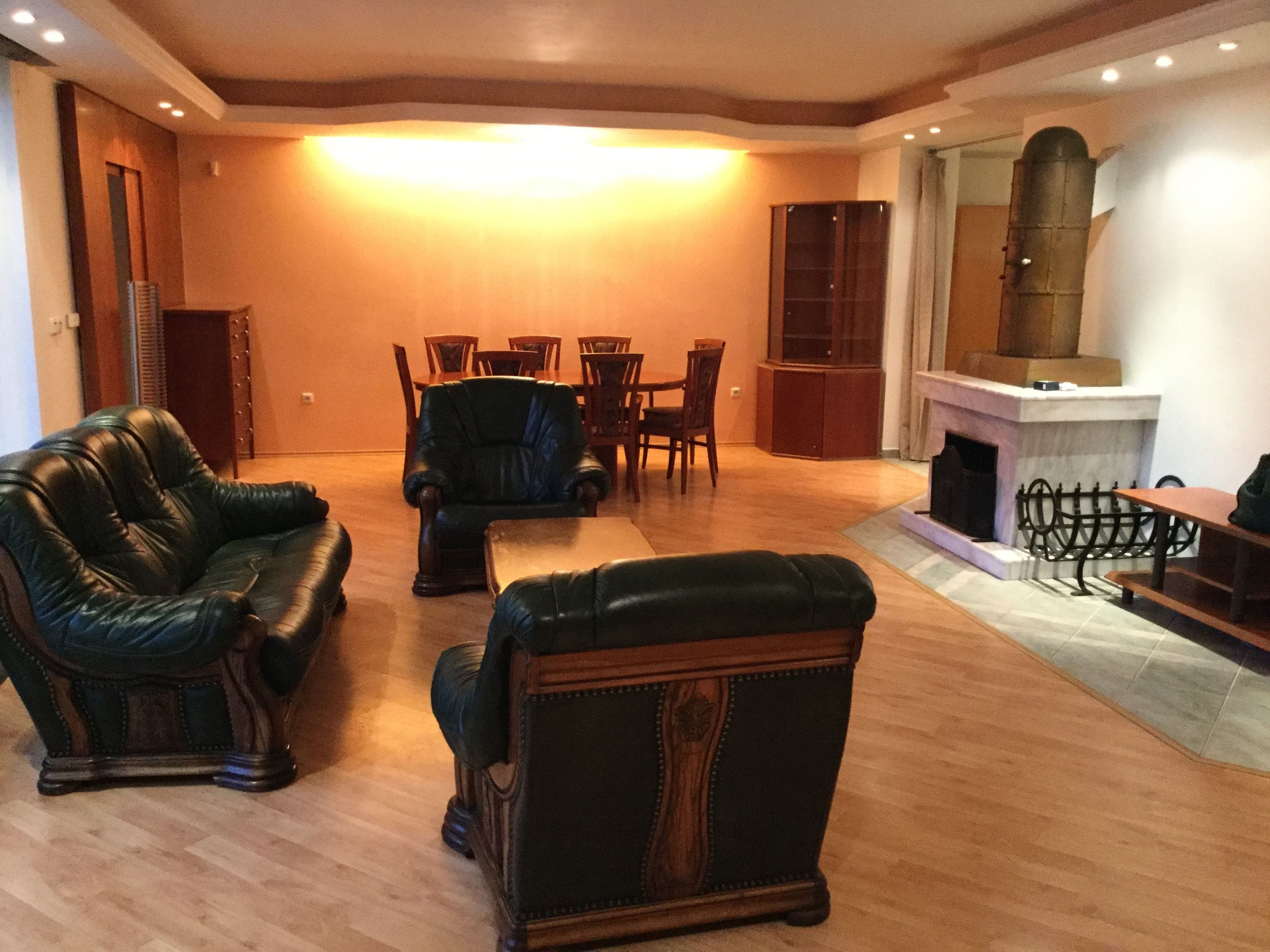 Una televisión de pantalla plana, Netflix, suelo radiante