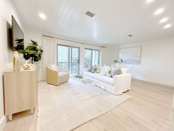 Condo, 1 Bedroom | Living area