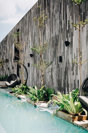 حمّام سباحة خارجي، مفتوح من 9 صباحاً إلى 6 مساءً، مقاعد للتشمس