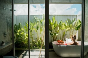 Body scrubs, reflexology, massages - Lloyd's Inn Bali (Seminyak)