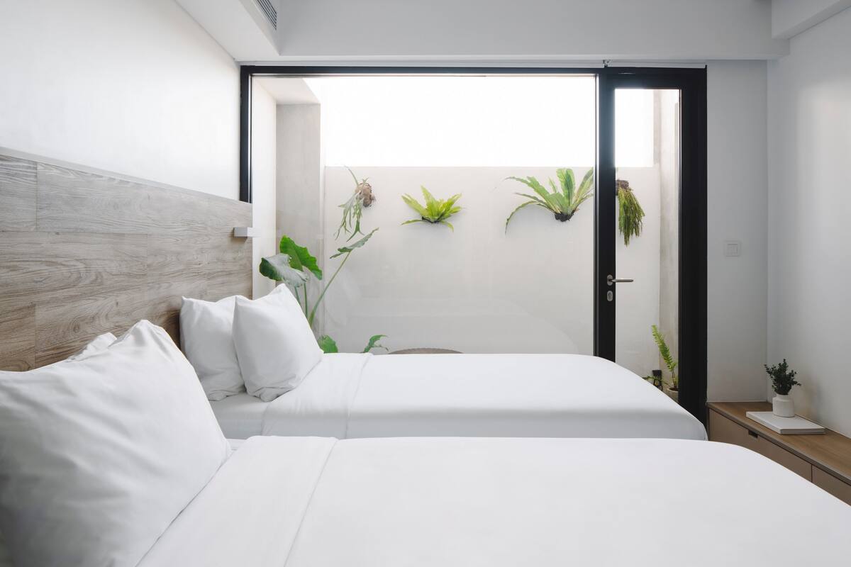 Standard Room, 2 Twin Beds | In-room safe, desk, iron/ironing board (on request), WiFi (free)