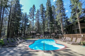 Outdoor pool - Sunshine Village (Mammoth Lakes)