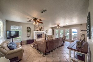 House, 4 Bedrooms | Living area
