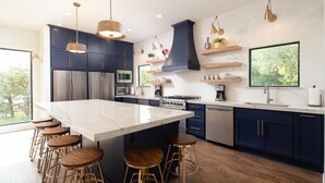 Rumah, beberapa kamar | Dapur pribadi | Mesin pembuat kopi/teh, lemari es, microwave, dan oven