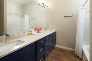 Maison, plusieurs chambres | Salle de bain | Baignoire, serviettes fournies