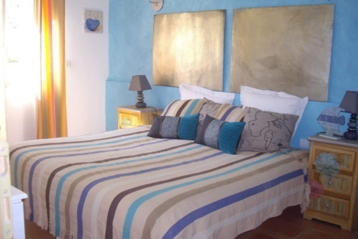 Habitación doble (Azur) | Ropa de cama de alta calidad y decoración personalizada