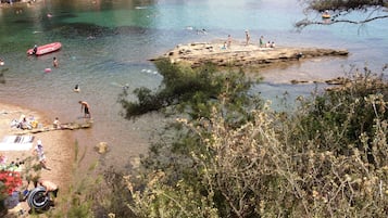 Playa en los alrededores y 10 bares en la playa
