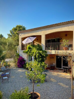 Front of property - La Désirade Chambres d'hôtes en Provence (Ceyreste)