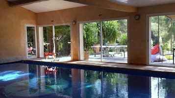 Inomhuspool, parasoller och solstolar