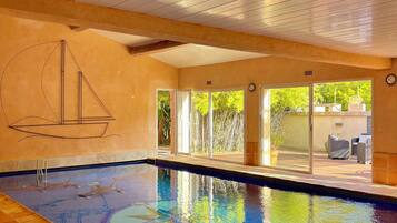 Piscine couverte, parasols de plage, chaises longues