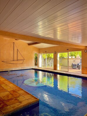 Indoor pool, pool umbrellas, pool loungers - La Désirade Chambres d'hôtes en Provence (Ceyreste)