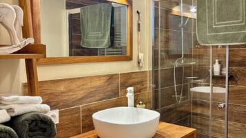 Kahden hengen comfort-huone (Nature) | Kylpyhuone | Suihku, ilmaiset hygieniatuotteet, hiustenkuivaaja, pyyhkeet