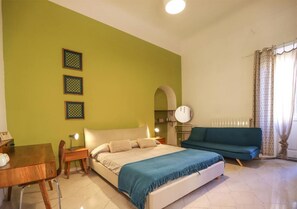 Caja de seguridad en la habitación, muebles diferentes y escritorio 