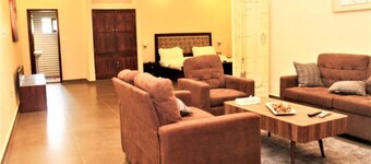 Four Season GUESTHOUSE