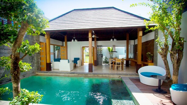 A covered outdoor area with a pool, seating, and a dining area. - Apple Villa and Apartment (Kerobokan)