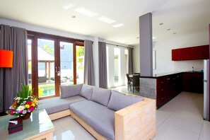 Appartement Deluxe, 2 chambres | Salle de séjour | Télévision à écran plat